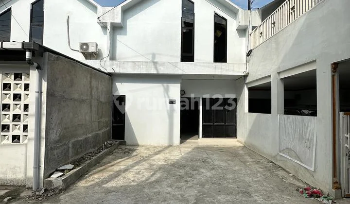 Mezzanine Design House in Flamboyan Area