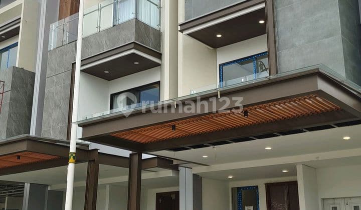 Rumah Modern. 3 Lantai Pondok Indah Town House 2 Veteran
