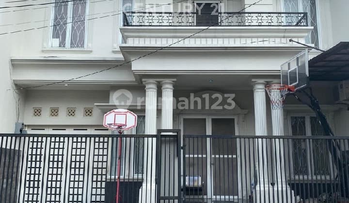 Beautiful Move-In Ready Home in a Green Building, Pondok Indah
