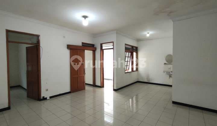 Comfortable Minimalist Sakura Pratista House