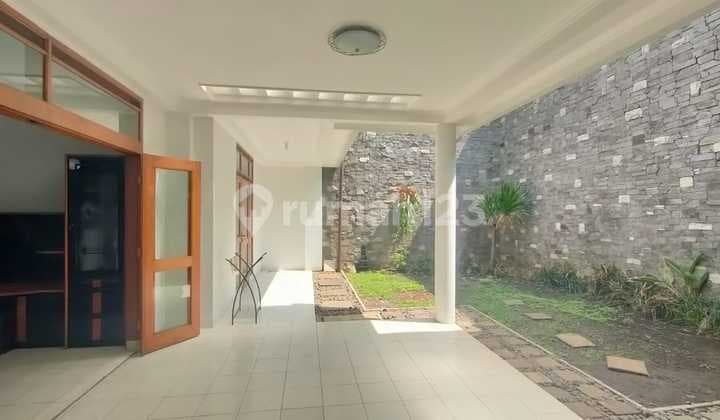 Rumah Lux di Sayap Surya Sumantri Furnished 2 Lantai