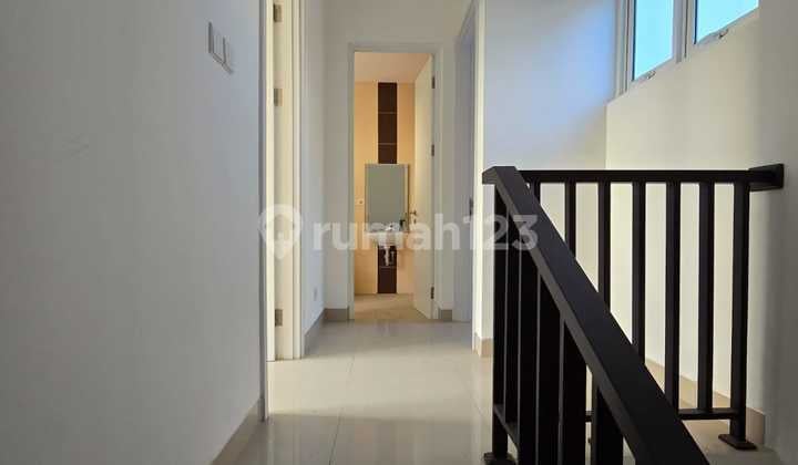 Disewakan Rumah 2 Lantai Dengan Lingkungan Aman Dan Nyaman Serta Dengan Letak Yang Strategis Dicluster Yarra. 028