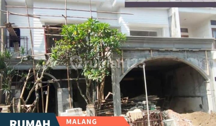 Rumah Gaya American Classic di Permata Jingga Lowokwaru Malang