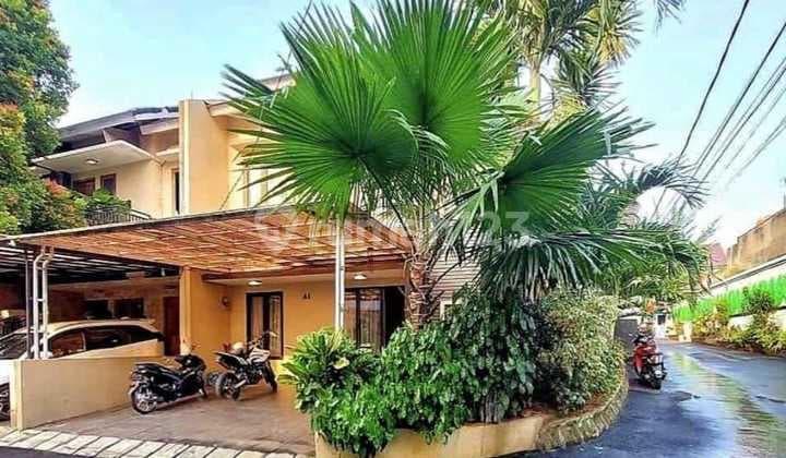 English translation:
For Sale, Secondary House with Hook Layout Inside Townhouse, Jagakarsa, South Jakarta