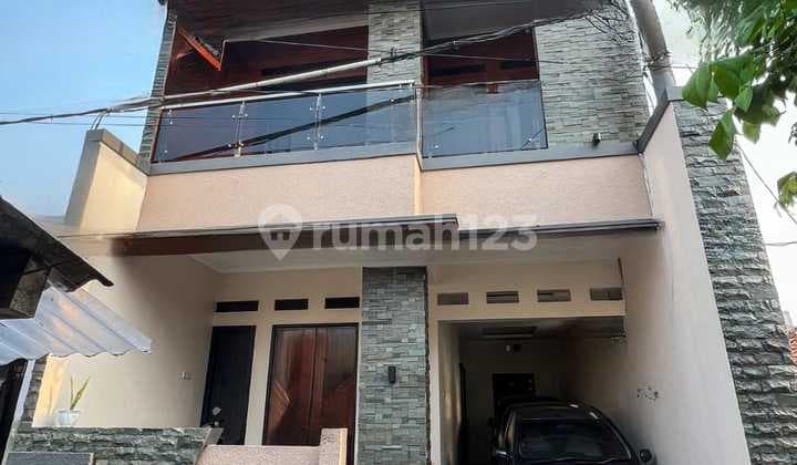 For Sale 3-Story House Non-Complex Location Ciledug Tangerang