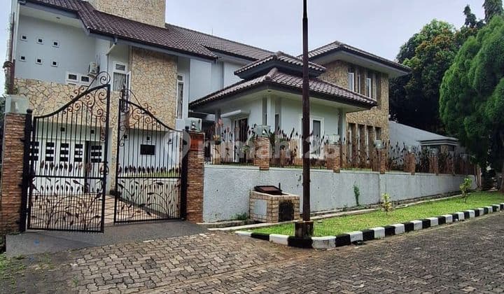 Tiga Lantai Kemewahan – Di Tengah Lingkungan Paling Bergengsi