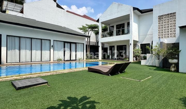 Rumah Mewah Modern Tropis Dengan Kolam Renang Di Puri Cinere