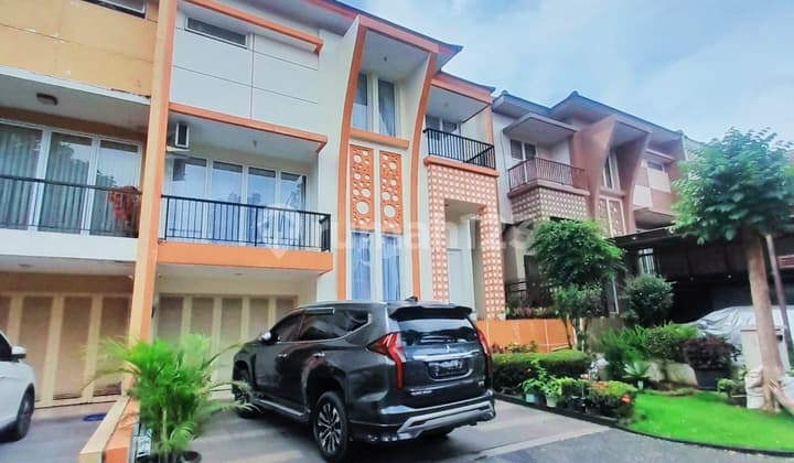 Rumah Mewah Disebrang Mall Living World.