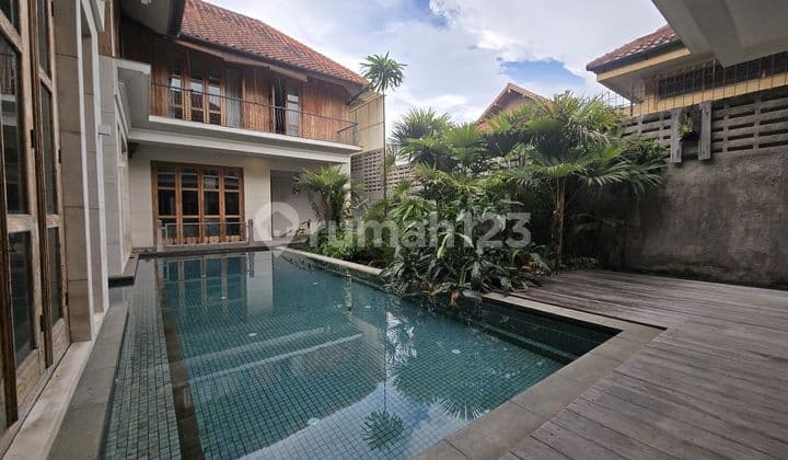 Dijual Rumah Design Tropical Modern di Kemang (Lm)