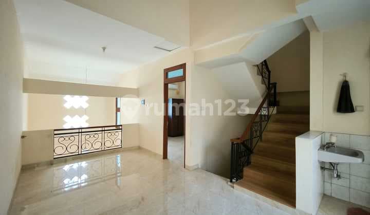 Rumah Modern 2 Lantai Dan 5 Kamar Sudah Renov Rapi Siap Huni di Janur Kuning Dekat Mall Kelapa Gading
