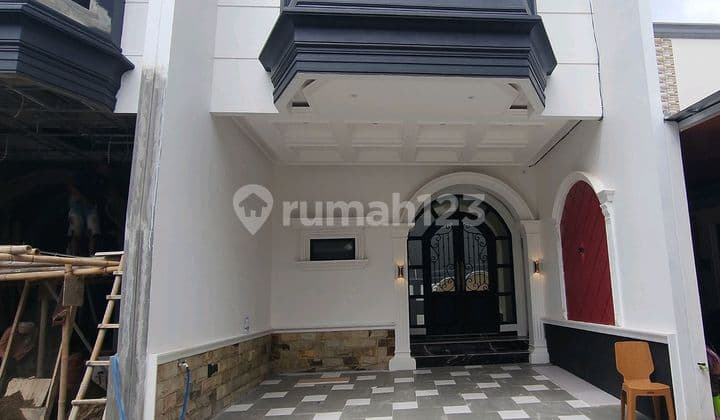 Rumah 2 Lantai Samping Jalan Raya Dekat Universitas Indonesia