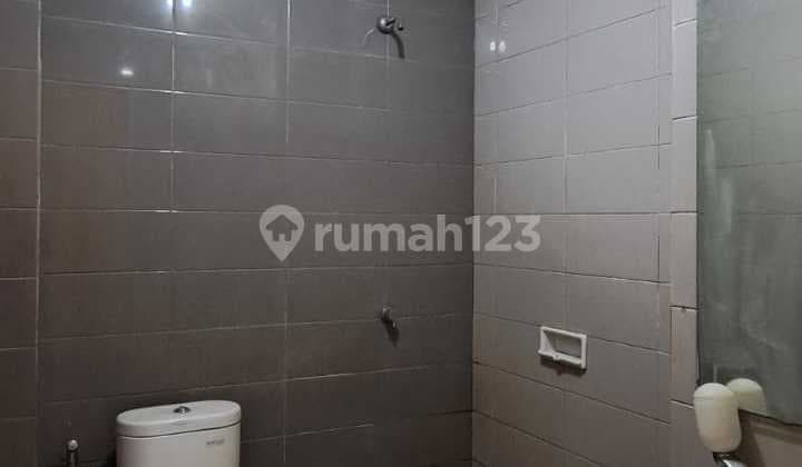 Rapi Siap Pakai di Area Komersil Ruko Grand Galaxy (1345)