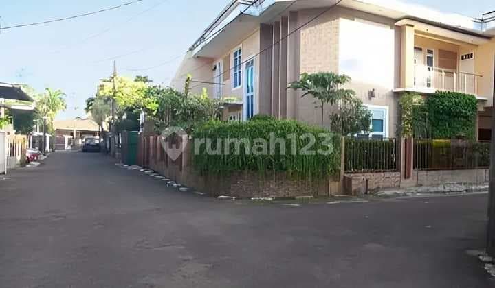 Z52 Rumah Mewah Hoek 284 m2 di Kalibata Jakarta Selatan