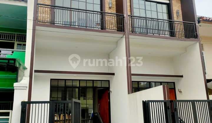 S649 Rumah Baru 3 Lantai Modern di Curug Pondok Kelapa Jakarta Timur