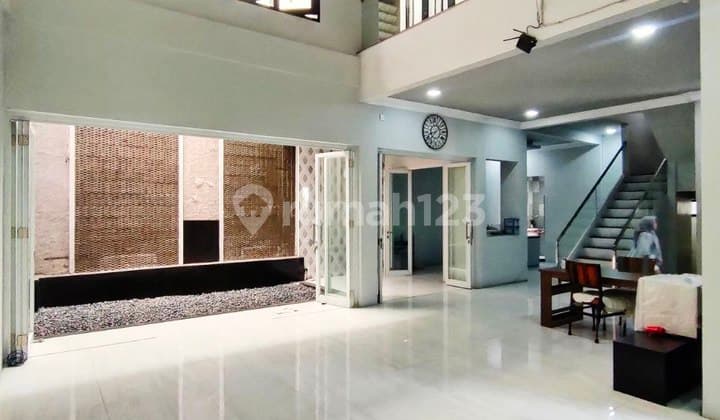 Dd220 Luxurious Corner House 280 M2 in Tebet Dalam, South Jakarta