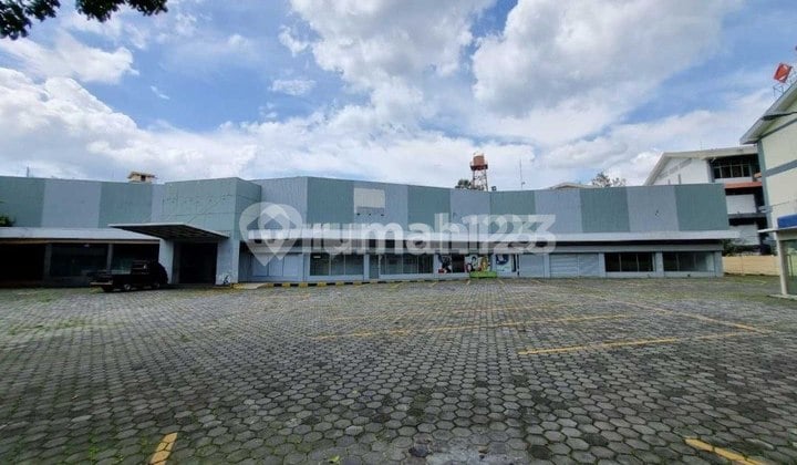 Gedung Ex Giant Supermarket di Pahlawan Cikutra Bandung