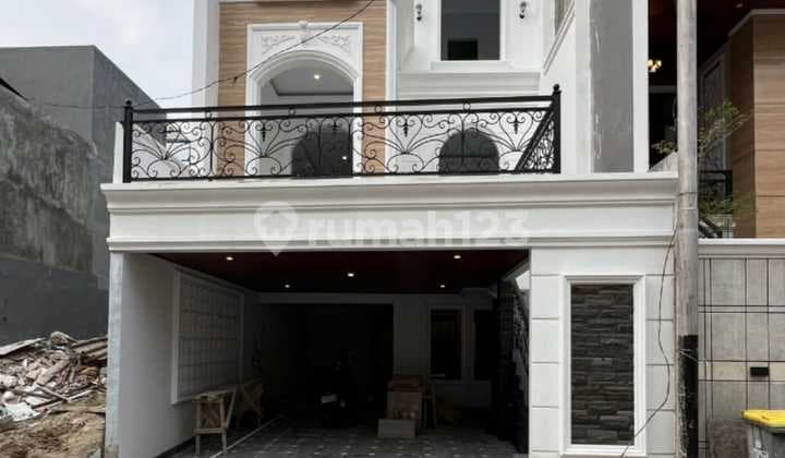 Mbv252 Rumah 3,5 Lt American Classic Ada Kolam Renang di Ciganjur