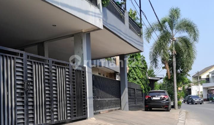 Rumah 2 Lt Bagus Dan Strategis Pinggir Jalan Utama di Puri Gading