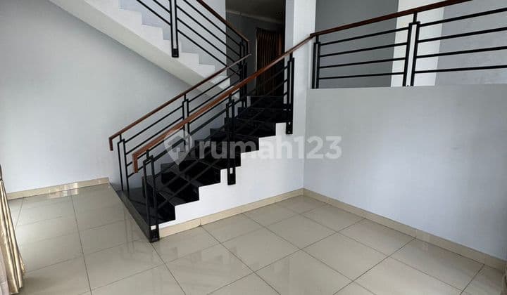 Affordable 3-Story Ready-to-Live Good House in Setra Duta Cipaganti