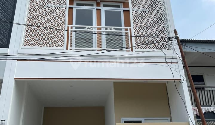 Rumah Baru 2 lantai Nuansa Putih di Komplek Timah Cimanggis