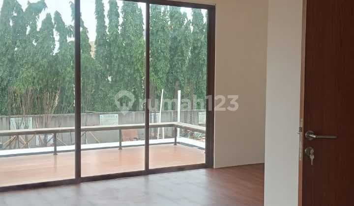 Rumah 3 Lantai Baru Tropical Contemporer, Jakbar