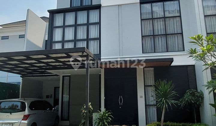 Rumah bergaya American Clasic di Jakarta Selatan tinggal 7 unit