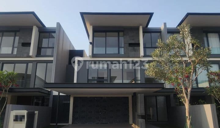 Rumah mewah 3 lantai + lift LYNDON NAVAPARK kawasan elit nya BSD