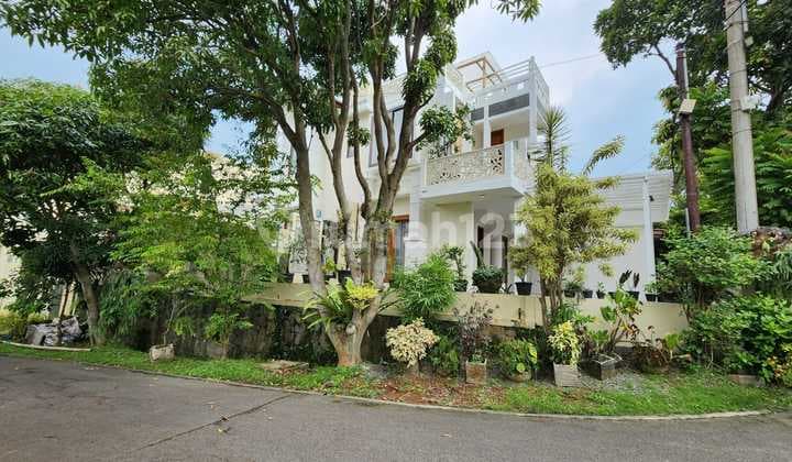 Rumah 2 Lantai Hook Furnish SHM View Gunung dengan Private Pool di Cluster Taman Legian Sentul City Bogor