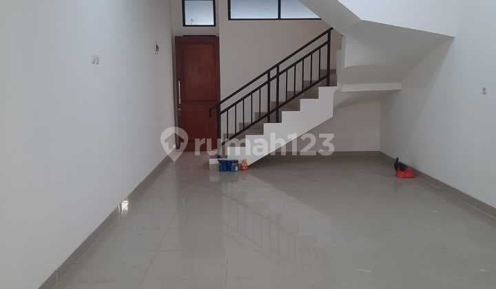 Rumah Baru 3 Lantai di Kepa Duri