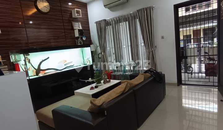 Dijual Rumah Bagus Semi Furnish 3,5 Lantai di Kavling Polri Jelambar