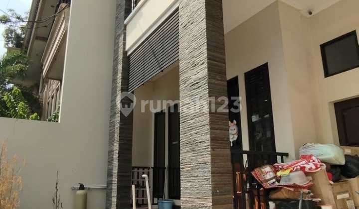 Rumah 3 Lantai di Komplek Perumahan Elite Jakarta Barat