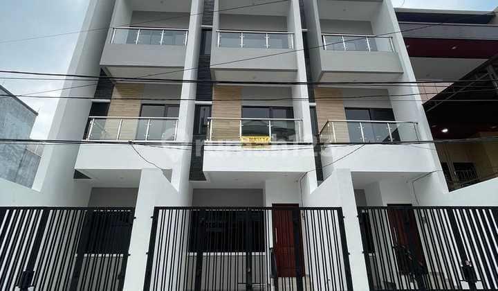 Rumah Baru 3 Lantai di komplek perumahan di Jelambar Jakarta Barat