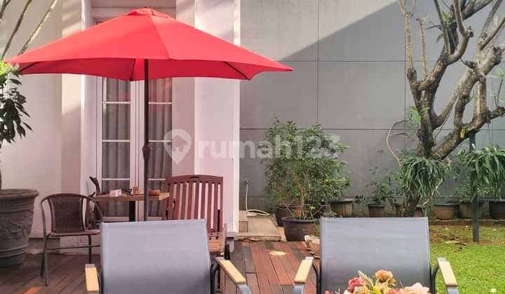Exclusive Villa De Park BSD - Private Pool, Huge Backyard, Luxury