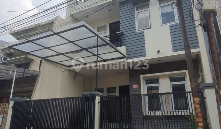 Rumah 3 lantai Bagus