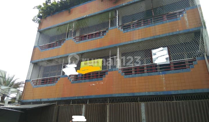 Disewakan Ruko Gandeng 3,5 Lantai Lokasi Strategis