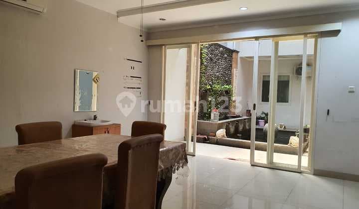 Disewakan Rumah Hunian Cantik Lokasi Tenang Menteng