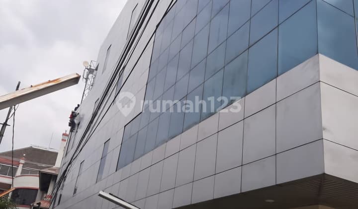 Disewakan Mini Building Semi Furnish Posisi Hoek