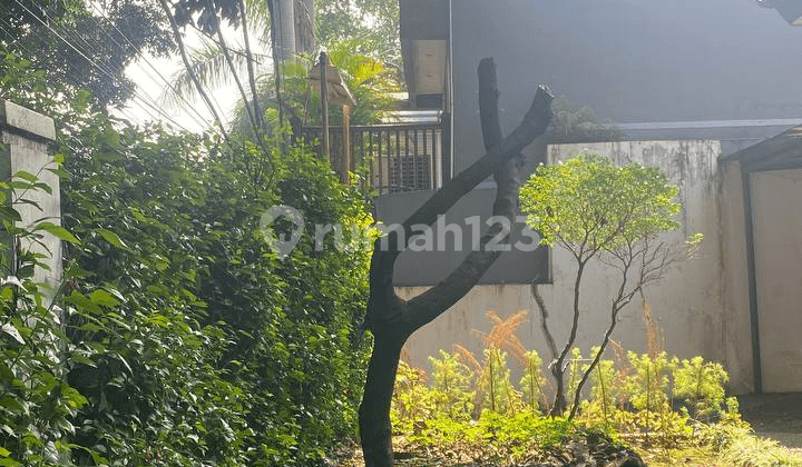 Dijual Rumah Posisi Hoek Lokasi Strategis Menteng