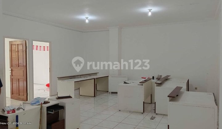 For Rent: 3-Story Row Shop in Matraman