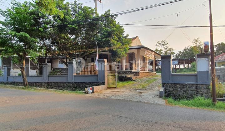 Rumah sangat cocok untuk usaha restoran terletak di mainroad