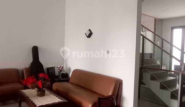 Rumah Minimalis Modern 3 LT Bersih Terawat di Perumahan Setra Duta