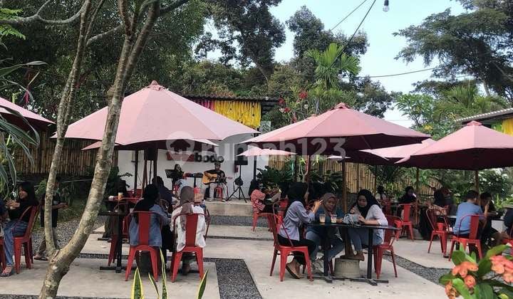 Former Family Cafe Large Parking Zero Main Road Tretes Very Strategic