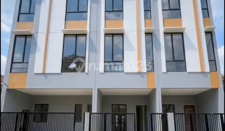 Duri Kepa, Bebas Banjir, Rumah Baru 3 Lantai Uk. 4 X 13 Hadap Selatan, Jalan 2,5 Mobil.