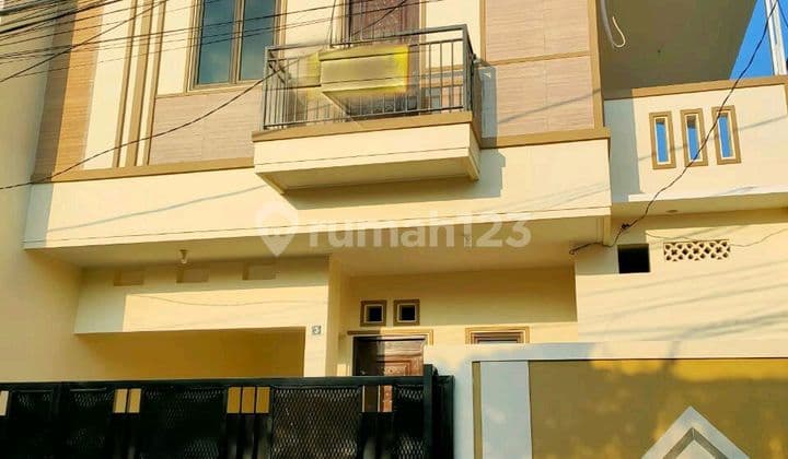 Duri Kepa, Rumah Baru 3 Lantai Uk. 8 X 13 Hadap Timur Jalan 2 Mobil