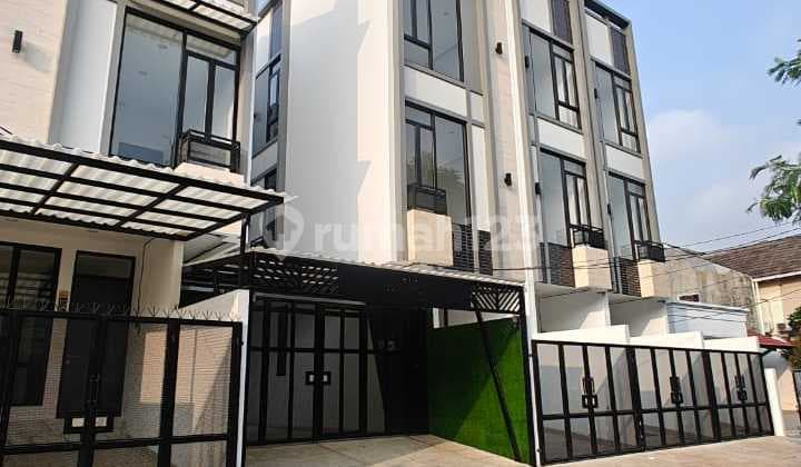 Jarang Ada Cluster Di Jakarta Barat, Pusat Kota. Rumah Baru 3 Lantai. Harga Mulai 1,399 M