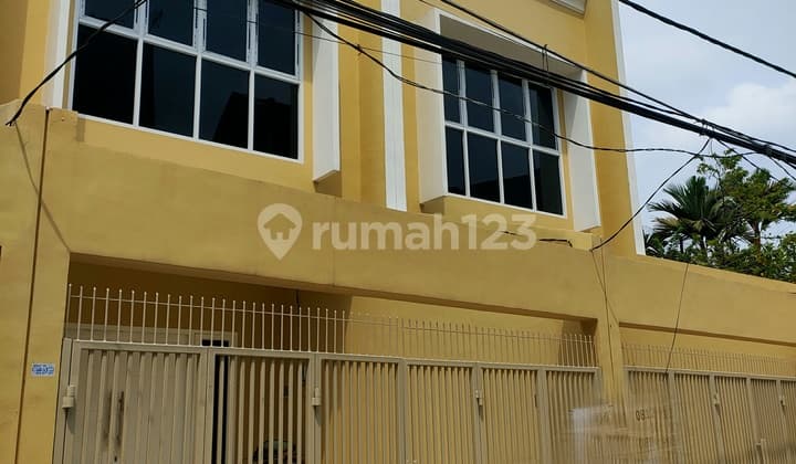 Duri Kepa, Rumah Baru 3 lantai uk. 4,3 x 15 hadap Utara, jalan 1 mobil