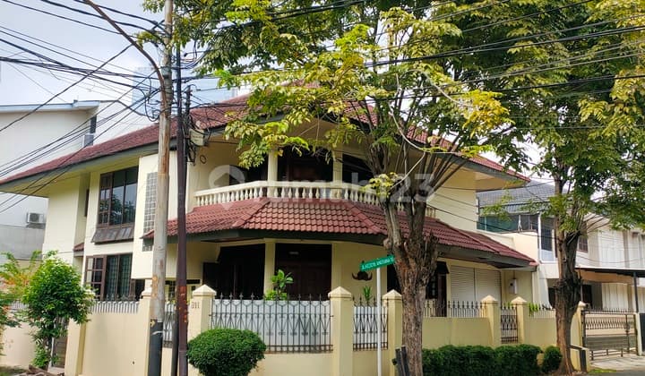 Taman Kedoya Baru Housing, 2-story house with 457m² land area, facing North and West, 3-car road.