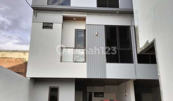 Rumah Di Jual 2 Atau 3 Lantai 10 Menit Dari Mall Grandpamuka