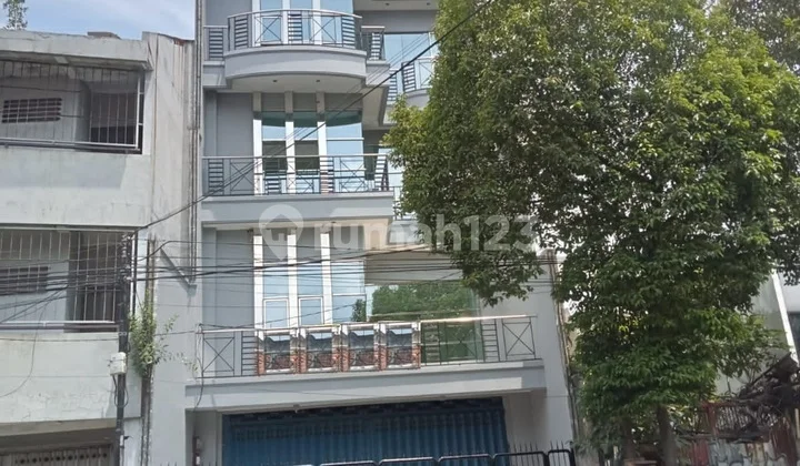 For Rent: Shop House in Genteng Besar, Surabaya For Rent: Shop House in Genteng Besar, Surabaya