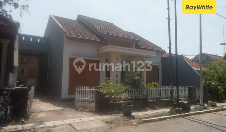 For Sale House on Ikan Trowani Street, Perak, Surabaya